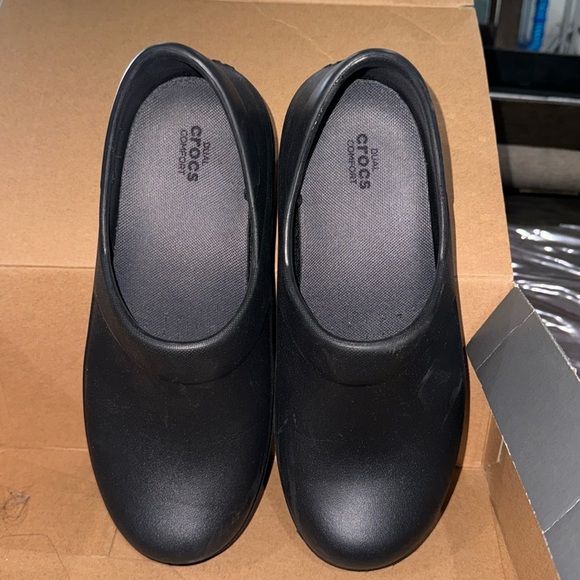 Looking to sell my gently used pair of Work Crocs, size 9. - Picture 4 of 7